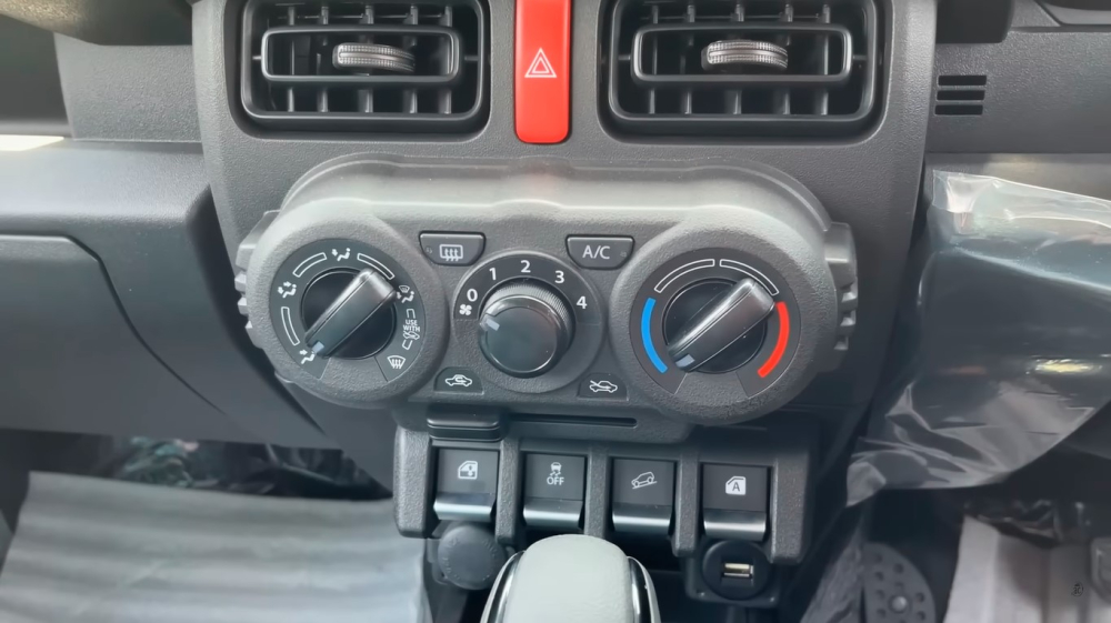 Suzuki Jimny 5 cửa bản tiêu chuẩn có điều hòa chỉnh tay Suzuki Jimny 5 cửa bản tiêu chuẩn có điều hòa chỉnh tay