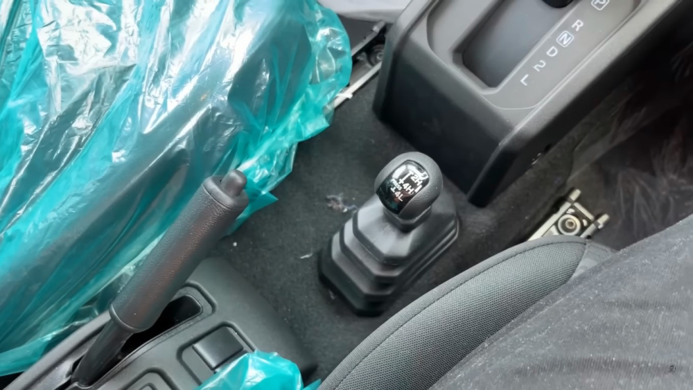 Suzuki Jimny 5 cửa bản tiêu chuẩn có chế độ cầu nhanh và cầu chậm Suzuki Jimny 5 cửa bản tiêu chuẩn có chế độ cầu nhanh và cầu chậm