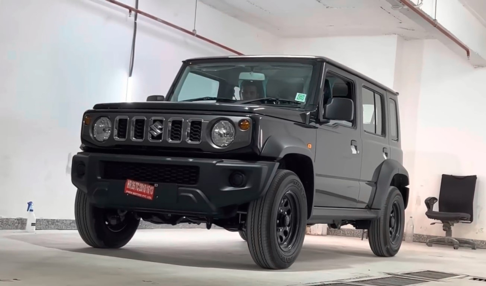 Đầu xe của Suzuki Jimny 5 cửa bản tiêu chuẩn Đầu xe của Suzuki Jimny 5 cửa bản tiêu chuẩn