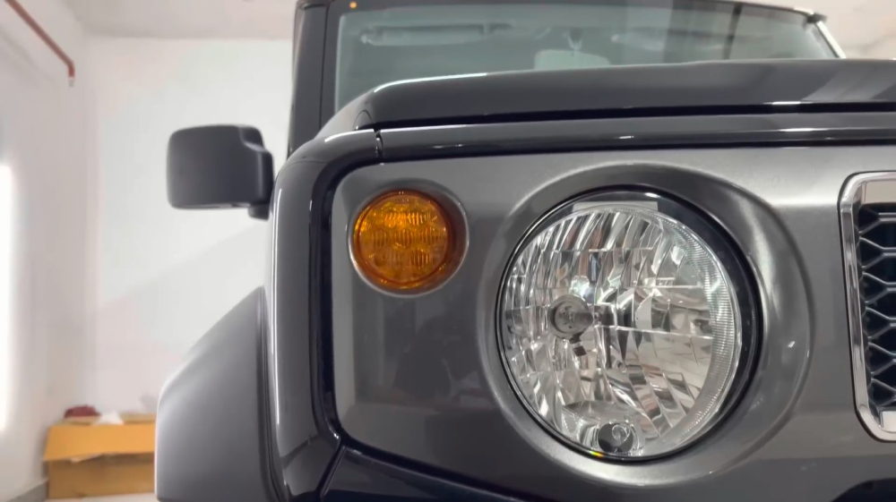 Đèn pha Halogen của Suzuki Jimny 5 cửa bản tiêu chuẩn Đèn pha Halogen của Suzuki Jimny 5 cửa bản tiêu chuẩn