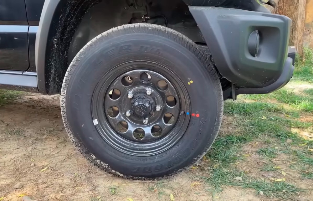 Vành thép 15 inch của Suzuki Jimny 5 cửa bản tiêu chuẩn Vành thép 15 inch của Suzuki Jimny 5 cửa bản tiêu chuẩn