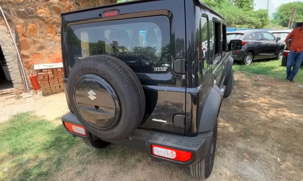 Thiết kế đằng sau của Suzuki Jimny 5 cửa bản tiêu chuẩn Thiết kế đằng sau của Suzuki Jimny 5 cửa bản tiêu chuẩn