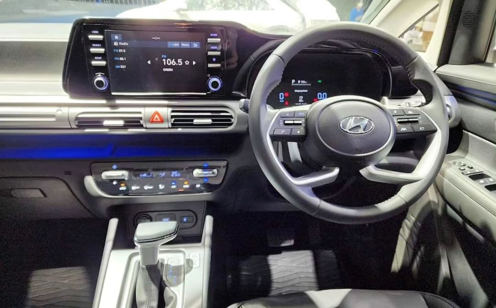 Nội thất của Hyundai Stargazer tại Th&aacute;i Lan với viền bao quanh m&agrave;n h&igrave;nh cảm ứng trung t&acirc;m v&agrave; bảng đồng hồ m&agrave;u đen b&oacute;ng
