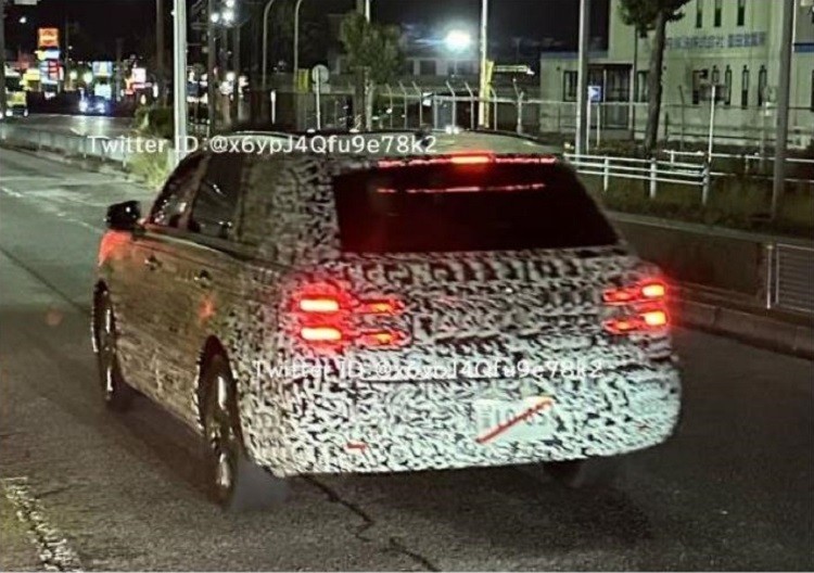 Toyota Century SUV có đèn phanh kéo dài trên cánh gió mui