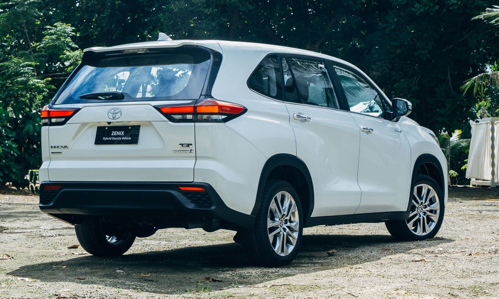 Toyota Zenix 2023 ở Philippines nh&igrave;n từ ph&iacute;a sau