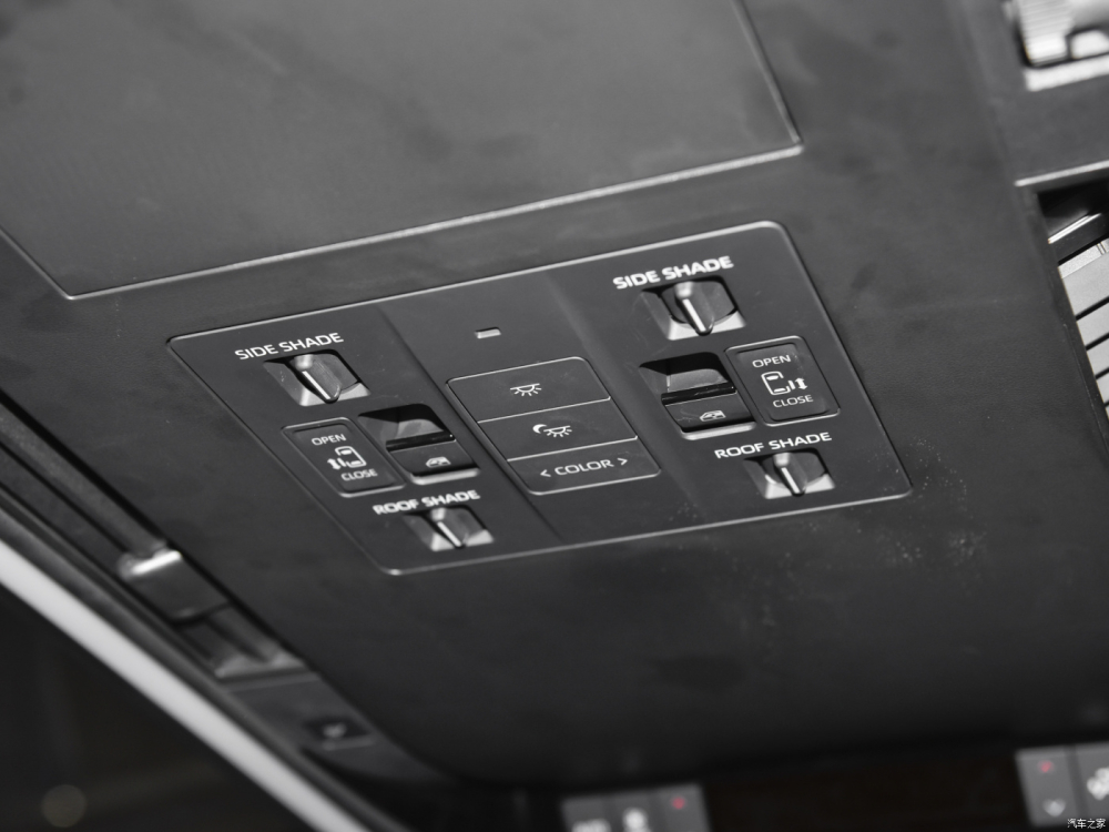 C&aacute;c n&uacute;t chỉnh tr&ecirc;n trần xe của Toyota Crown Vellfire 2024