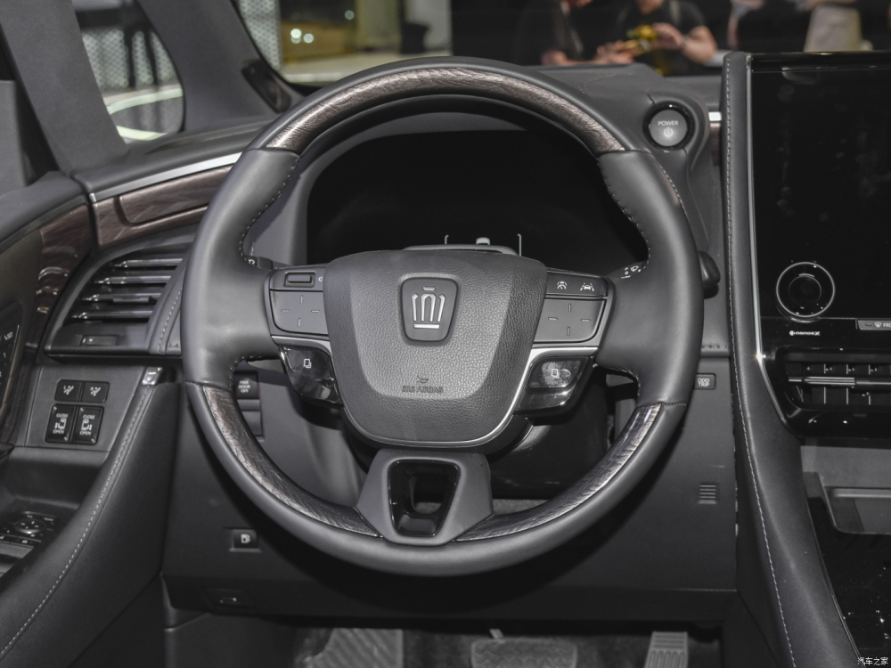 V&ocirc; lăng của Toyota Crown Vellfire 2024