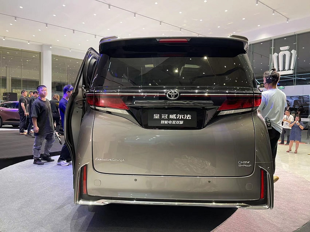 Toyota Crown Vellfire 2024 nh&igrave;n từ ph&iacute;a sau