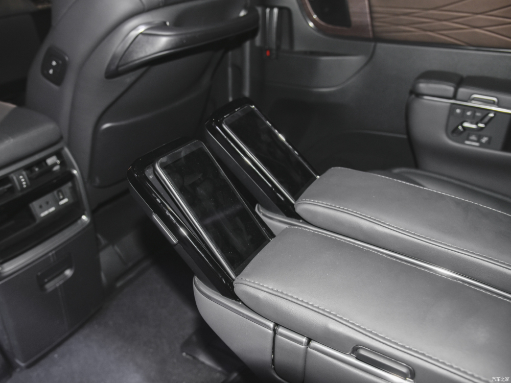 2 m&agrave;n h&igrave;nh cảm ứng của Toyota Crown Vellfire 2024