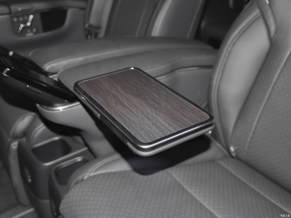 B&agrave;n gấp d&agrave;nh cho 2 ghế giữa của Toyota Crown Vellfire 2024