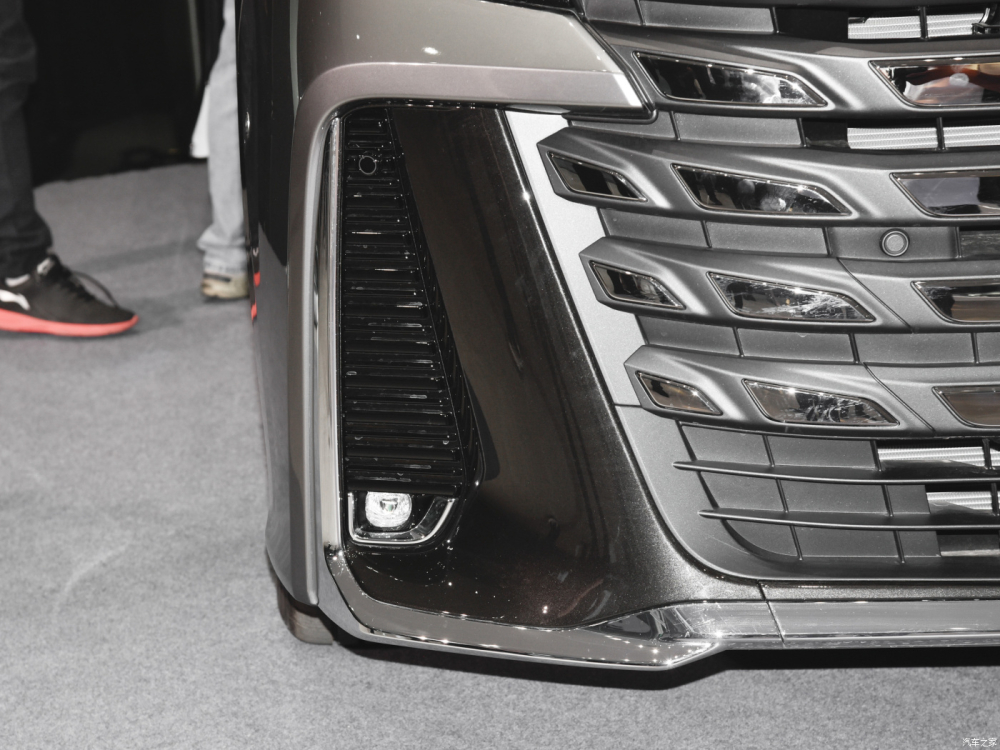 Hốc đ&egrave;n sương m&ugrave; trước của Toyota Crown Vellfire 2024