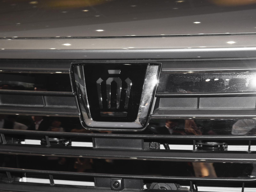 Logo h&igrave;nh vương miện tr&ecirc;n đầu xe của Toyota Crown Vellfire 2024