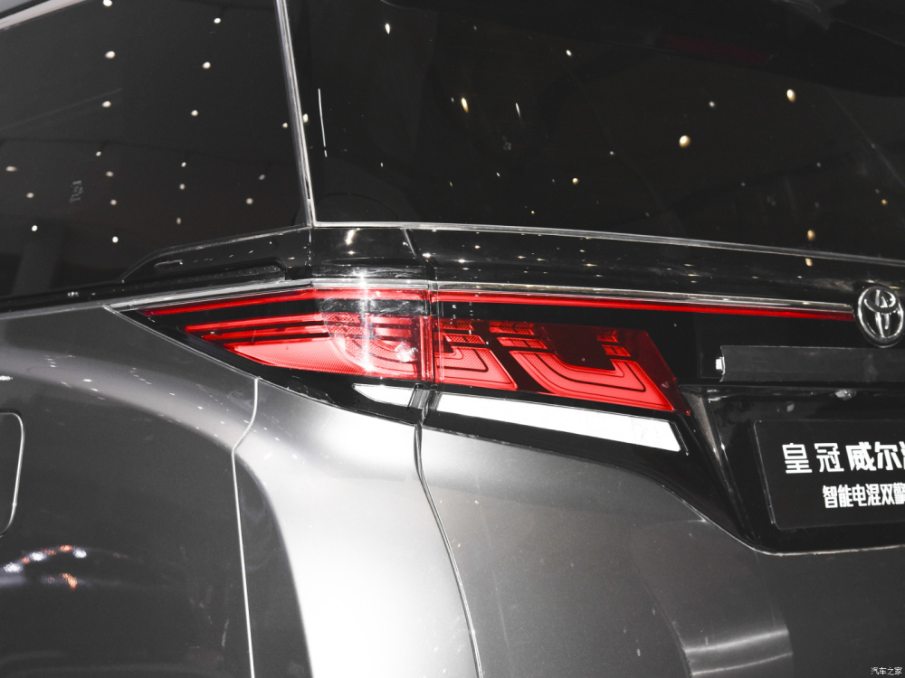 Đ&egrave;n hậu OLED của Toyota Crown Vellfire 2024