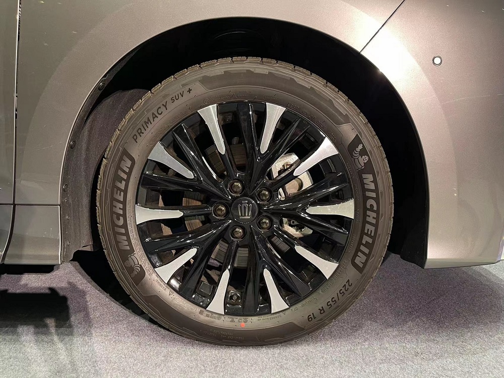 V&agrave;nh la-zăng của Toyota Crown Vellfire 2024