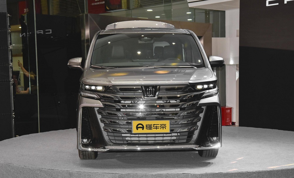 Cận cảnh đầu xe của Toyota Crown Vellfire 2024