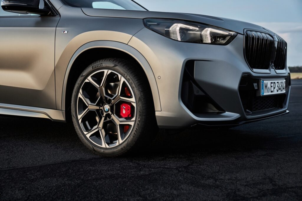Cùm phanh màu đỏ của BMW X1 M35i xDrive 2023 Cùm phanh màu đỏ của BMW X1 M35i xDrive 2023