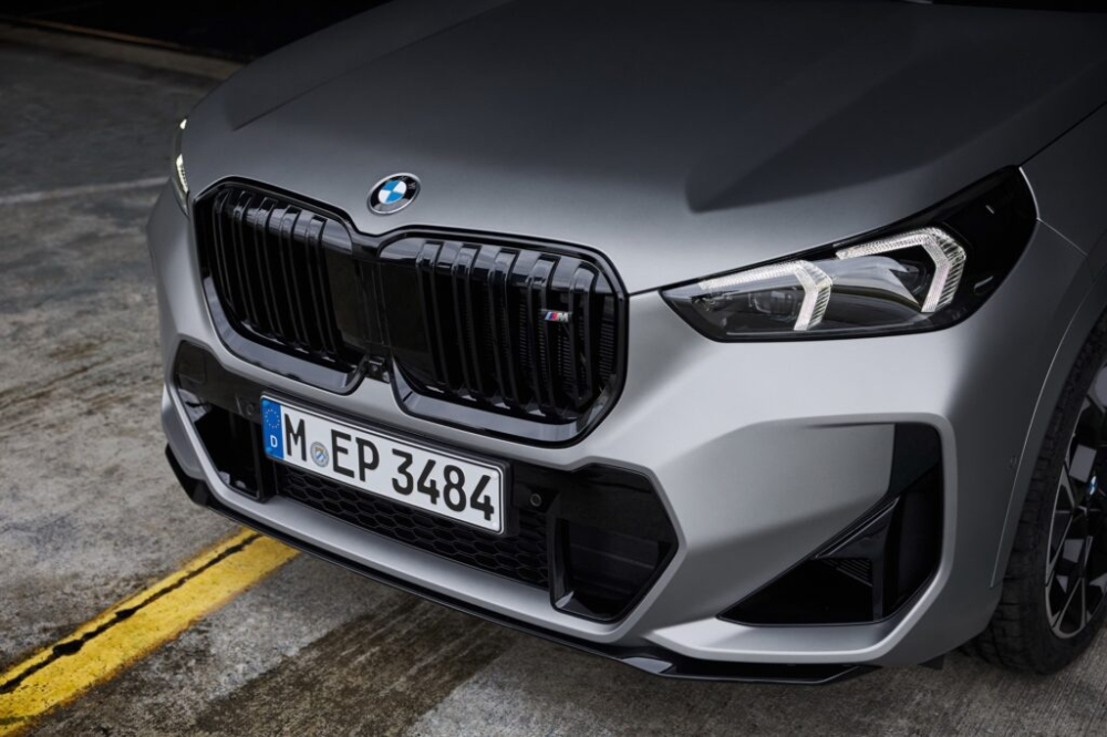 Đầu xe của BMW X1 M35i xDrive 2023 với lưới tản nhiệt quả thận đặc trưng Đầu xe của BMW X1 M35i xDrive 2023 với lưới tản nhiệt quả thận đặc trưng