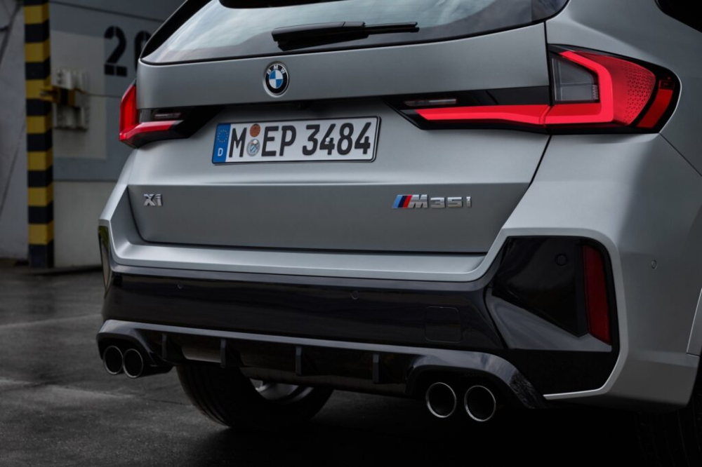 BMW X1 M35i xDrive 2023 có 4 ống xả phía sau BMW X1 M35i xDrive 2023 có 4 ống xả phía sau