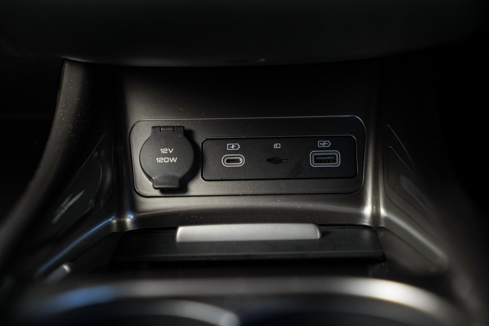 BYD Dolphin có 4 cổng USB chia đều trước/sau BYD Dolphin có 4 cổng USB chia đều trước/sau