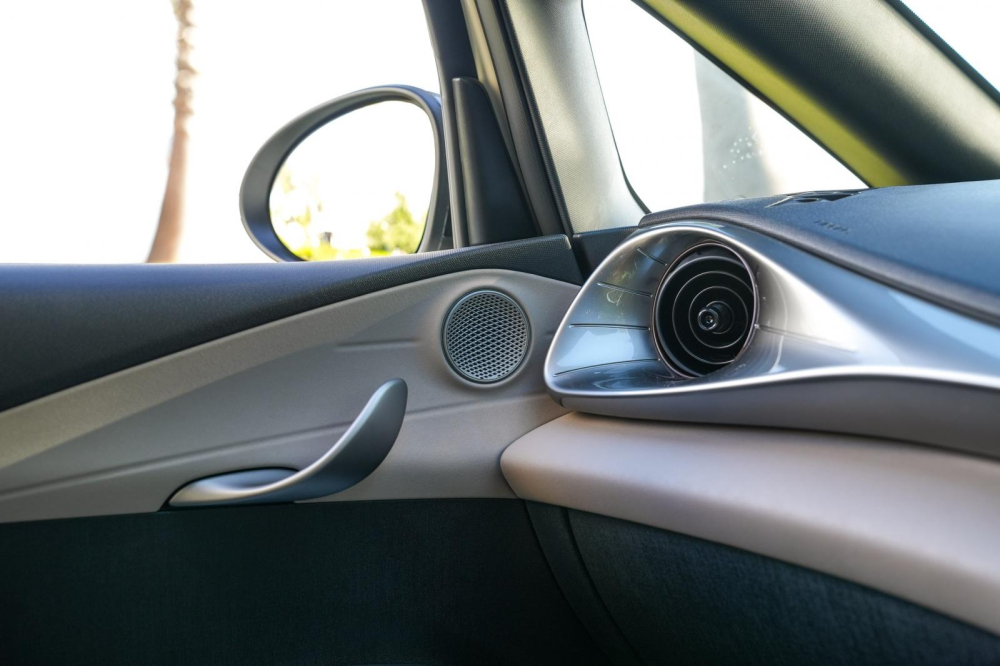 Cửa gió điều hòa và tay nắm cửa khá độc đáo của BYD Dolphin Cửa gió điều hòa và tay nắm cửa khá độc đáo của BYD Dolphin
