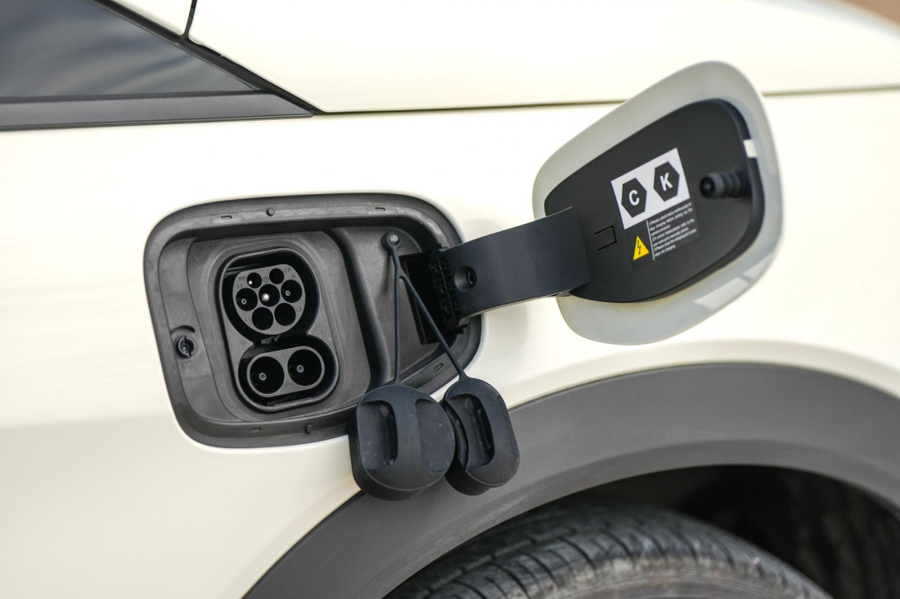 Cổng sạc của BYD Dolphin nằm trên chắn bùn trước Cổng sạc của BYD Dolphin nằm trên chắn bùn trước