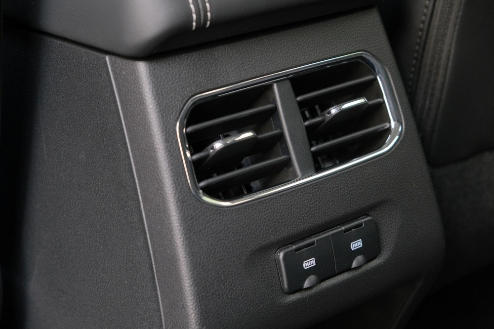Cửa gió điều hòa và 2 cổng USB dành cho hàng ghế sau của Haval Jolion Sport 2023 Cửa gió điều hòa và 2 cổng USB dành cho hàng ghế sau của Haval Jolion Sport 2023
