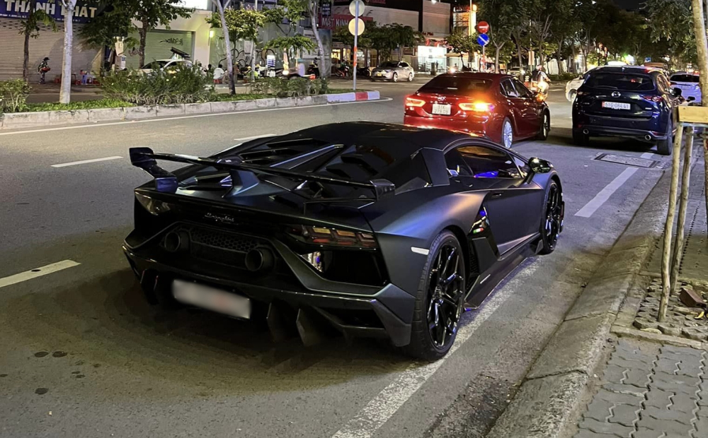  Si&ecirc;u xe Lamborghini Aventador SVJ chỉ được sản xuất giới hạn 900 xe bản Coupe v&agrave; 800 chiếc Roadster, ngo&agrave;i ra, mỗi bản n&agrave;y c&ograve;n c&oacute; 63 xe Lamborghini Aventador SVJ63
