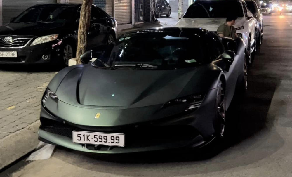 M&agrave;u &aacute;o mới của si&ecirc;u xe mui trần Ferrari SF90 Spider thuộc sở hữu đại gia Jacky