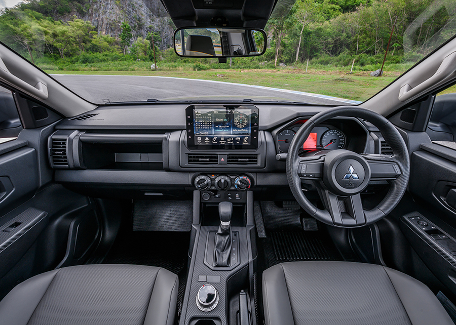 Nội thất của Mitsubishi Triton 2023 cấu hình Single Cab Nội thất của Mitsubishi Triton 2023 cấu hình Single Cab