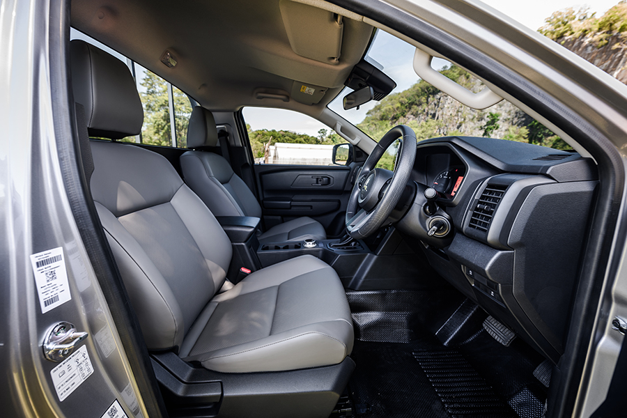 Ghế của Mitsubishi Triton 2023 cấu hình Single Cab được bọc bằng vinyl Ghế của Mitsubishi Triton 2023 cấu hình Single Cab được bọc bằng vinyl