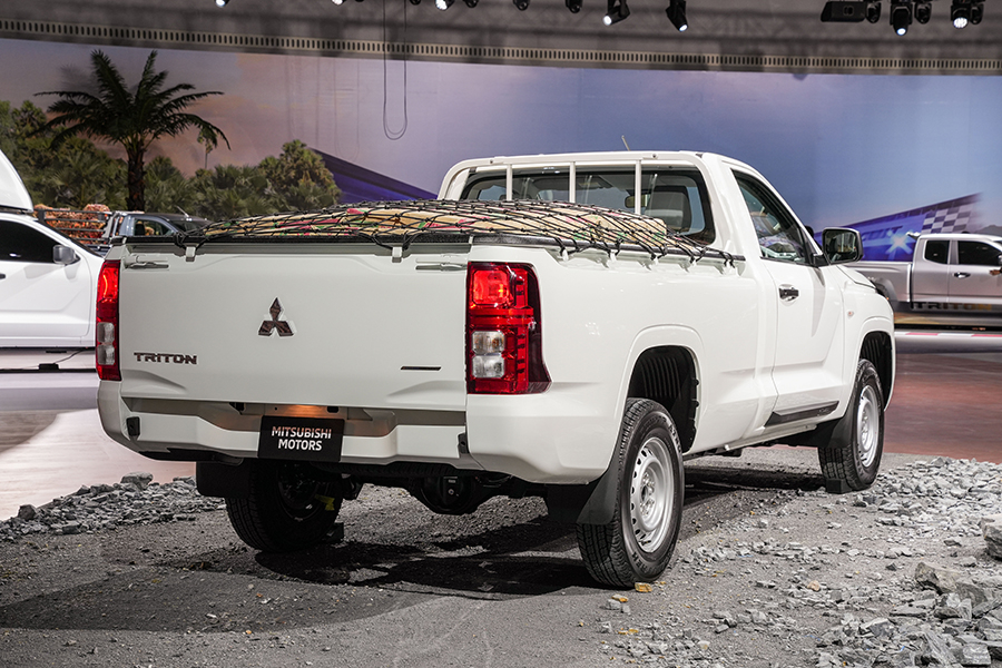 Mitsubishi Triton 2023 cấu hình Single Cab nhìn từ phía sau Mitsubishi Triton 2023 cấu hình Single Cab nhìn từ phía sau