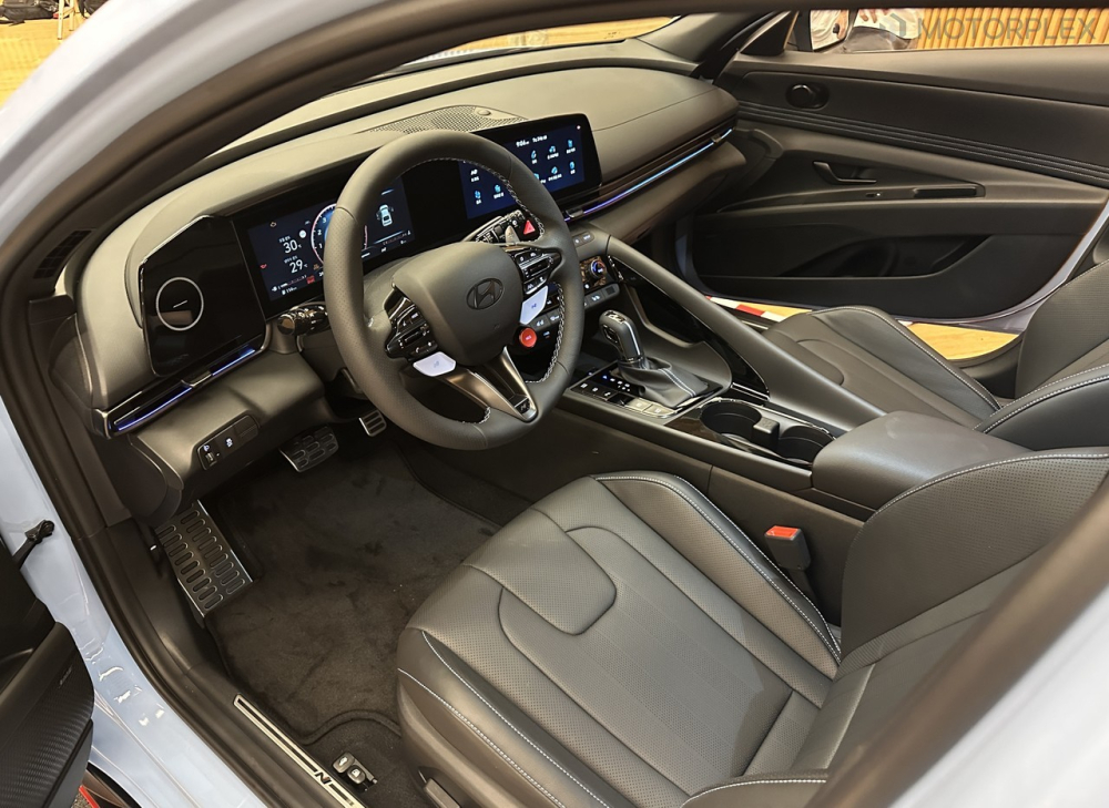 Hyundai Elantra N 2023 có viền chỉ khâu màu xanh dương Hyundai Elantra N 2023 có viền chỉ khâu màu xanh dương