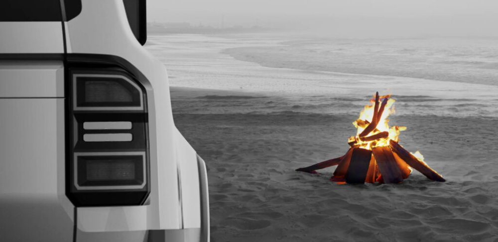 Đ&egrave;n hậu nằm dọc mới của Toyota Land Cruiser Prado 2024