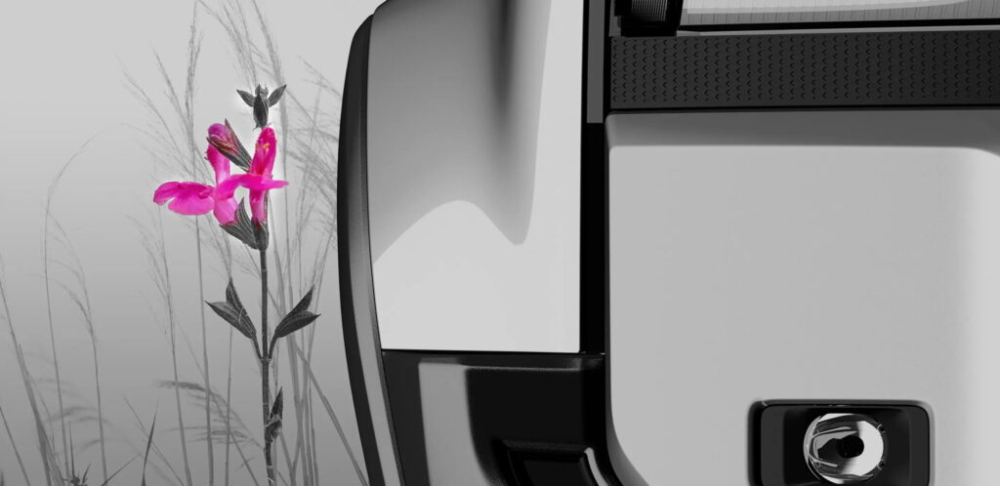 Tr&ecirc;n cản trước của Toyota Land Cruiser Prado 2024 c&ograve;n c&oacute; đ&egrave;n sương m&ugrave; h&igrave;nh tr&ograve;n