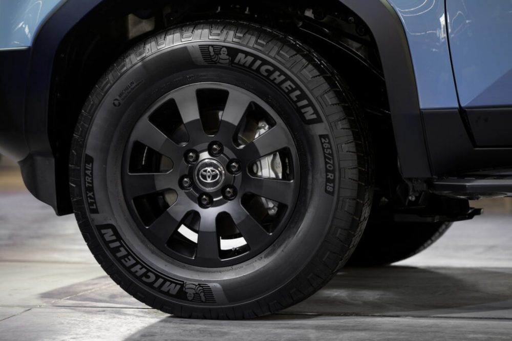 Toyota Land Cruiser Prado 2024 d&ugrave;ng v&agrave;nh 18 inch ti&ecirc;u chuẩn