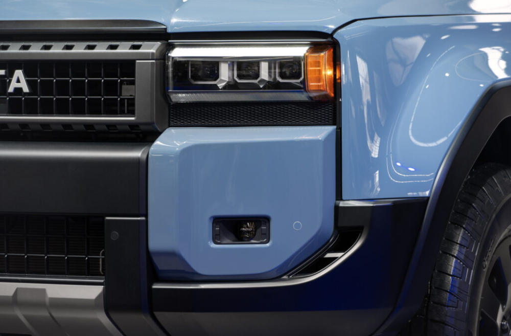 Đ&egrave;n sương m&ugrave; nhỏ nằm tr&ecirc;n cản trước của Toyota Land Cruiser Prado 2024 