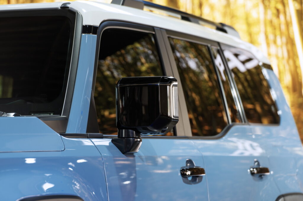 Gương chiếu hậu to bản, t&iacute;ch hợp đ&egrave;n b&aacute;o rẽ của Toyota Land Cruiser Prado 2024 