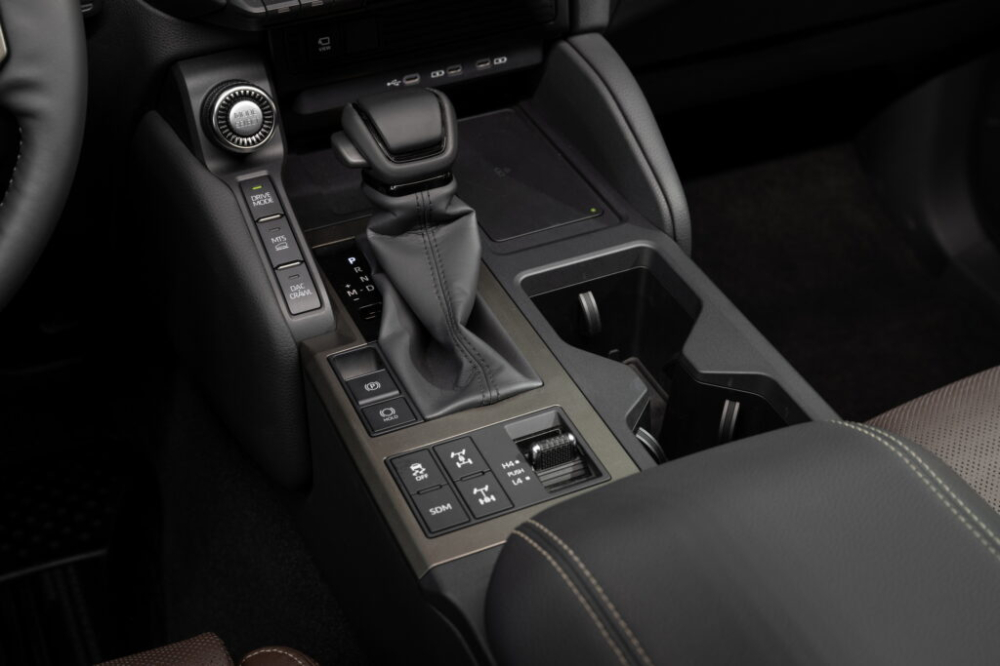 Cụm điều khiển trung t&acirc;m của Toyota Land Cruiser Prado 2024 