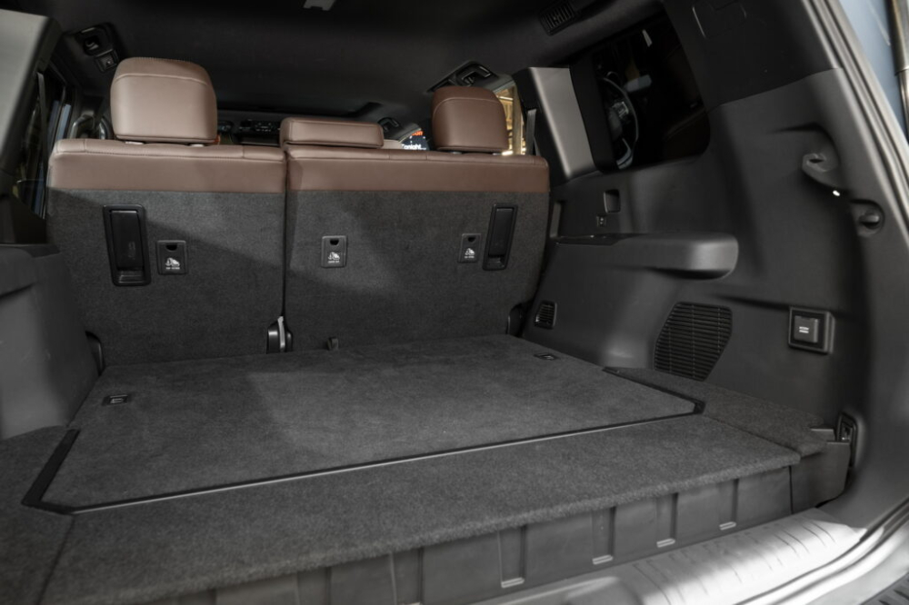 Khoang h&agrave;nh l&yacute; rộng r&atilde;i của Toyota Land Cruiser Prado 2024 