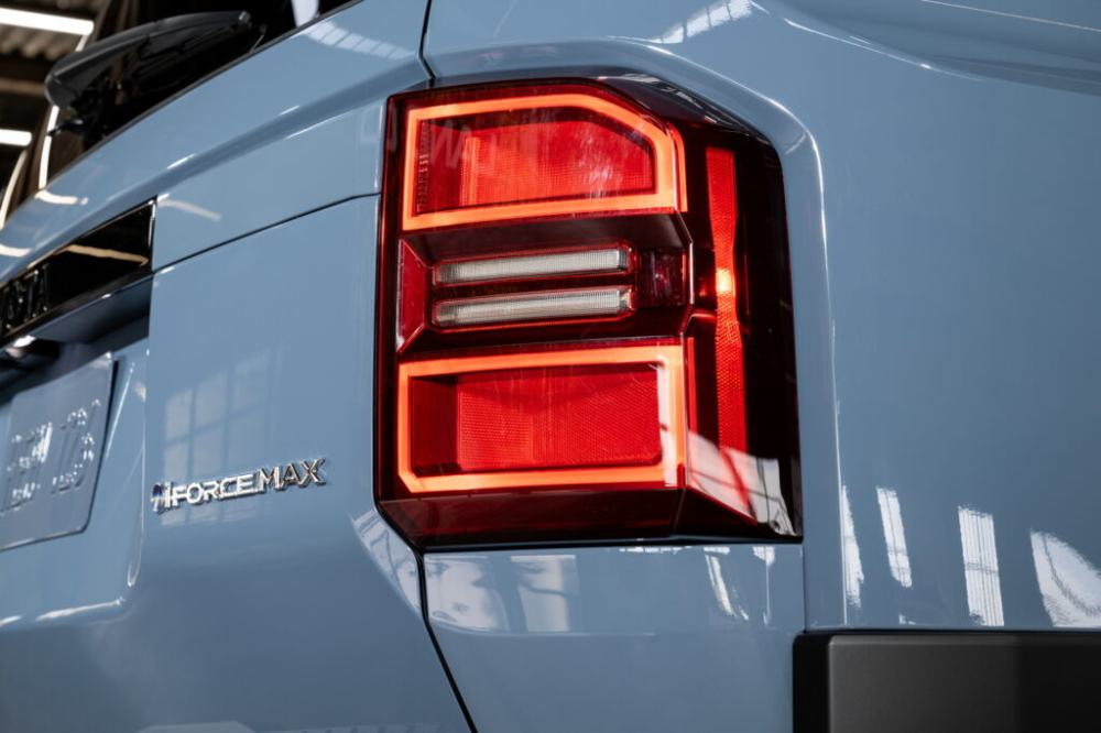 Đ&egrave;n hậu LED nằm dọc của Toyota Land Cruiser Prado 2024 