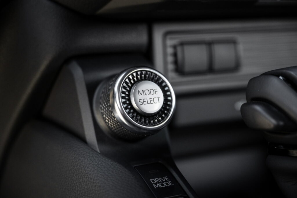 N&uacute;t chọn chế độ l&aacute;i của Toyota Land Cruiser Prado 2024 