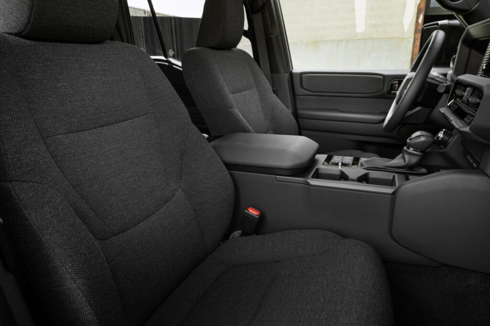 Toyota Land Cruiser Prado 2024 bản ti&ecirc;u chuẩn d&ugrave;ng ghế bọc nỉ