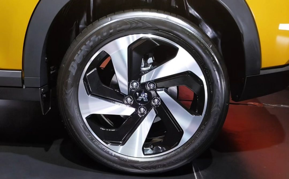 Mitsubishi XFC bản thương mại dùng vành hợp kim 18 inch Mitsubishi XFC bản thương mại dùng vành hợp kim 18 inch