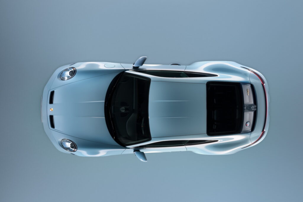 Porsche 911 S/T 2024 có thêm 2 logo mới trên nắp khoang động cơ phía sau Porsche 911 S/T 2024 có thêm 2 logo mới trên nắp khoang động cơ phía sau