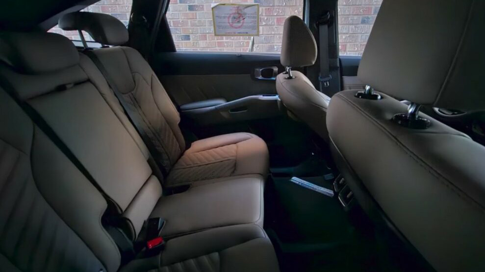 Hàng ghế giữa của Kia Sorento 2024 có đủ chỗ cho 3 người ngồi