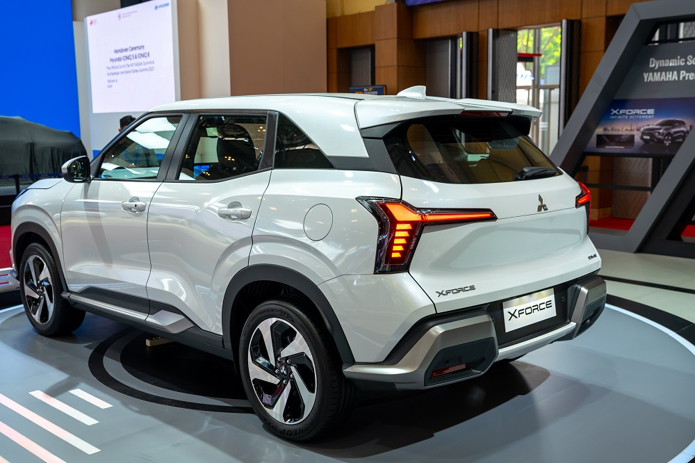 Chiếc Mitsubishi XForce này có thêm ốp màu xám xung quanh thân xe Chiếc Mitsubishi XForce này có thêm ốp màu xám xung quanh thân xe