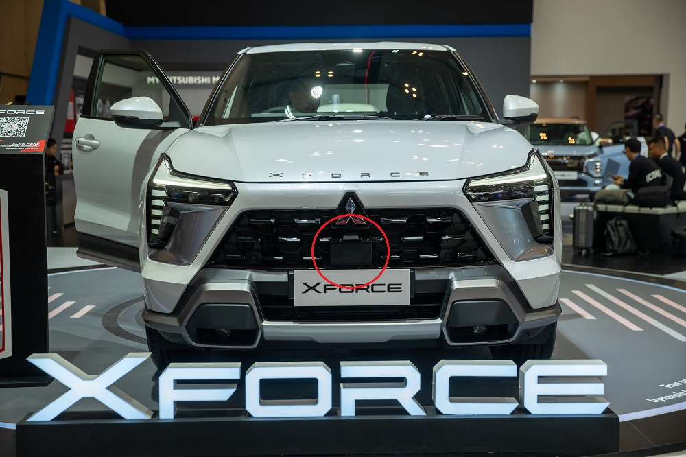 Chiếc Mitsubishi XForce này có hộp đen chứa cảm biến trên lưới tản nhiệt Chiếc Mitsubishi XForce này có hộp đen chứa cảm biến trên lưới tản nhiệt