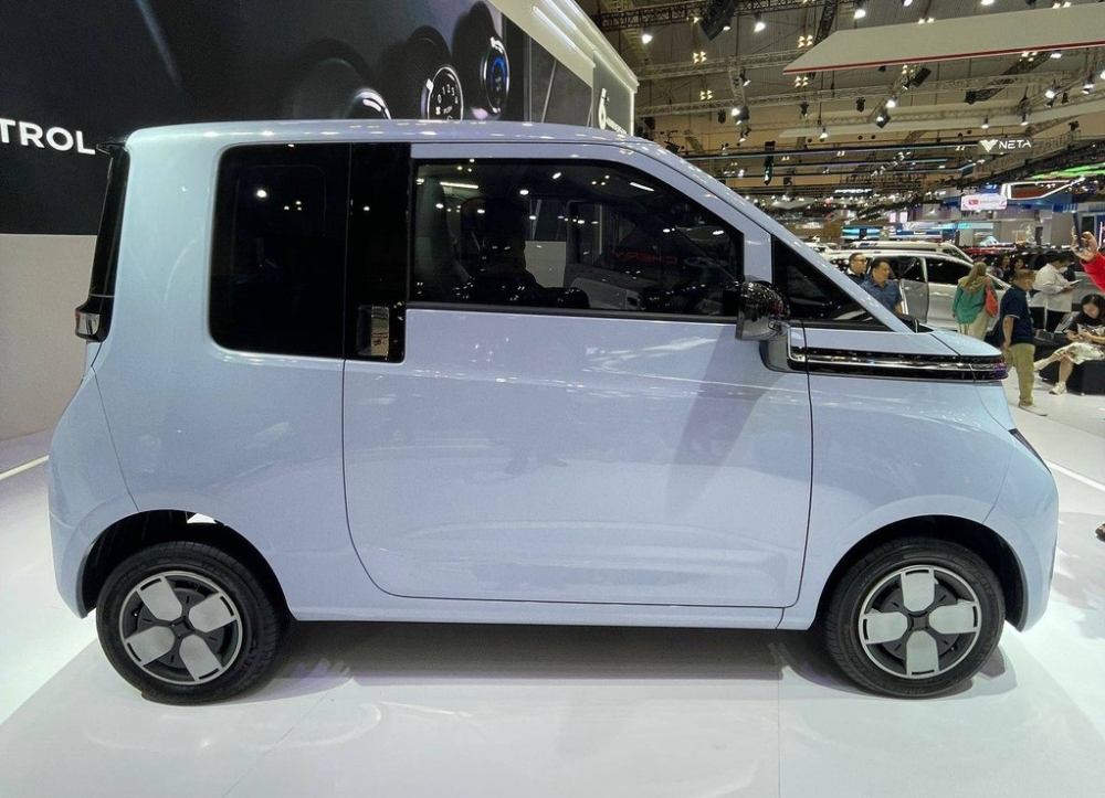 Wuling Air ev Lite d&ugrave;ng v&agrave;nh  th&eacute;p 12 inch với ốp m&acirc;m 4 chấu