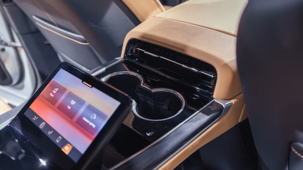 M&agrave;n h&igrave;nh ở bệ t&igrave; tay trung t&acirc;m của h&agrave;ng ghế thứ hai tr&ecirc;n Cadillac Escalade IQ 
