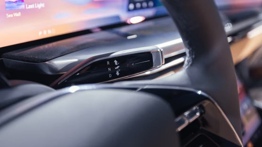 Cần số điện tử nằm tr&ecirc;n cụm v&ocirc; lăng của Cadillac Escalade IQ 